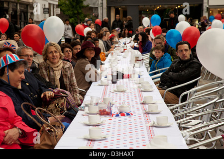 Die Menschen sind Picknick-Mittagessen in London Chelsea im Rahmen von Königin Elisabeth II Diamant-Jubiläum feiern, UK Stockfoto