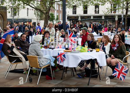 Die Menschen sind Picknick-Mittagessen in London Chelsea im Rahmen von Königin Elisabeth II Diamant-Jubiläum feiern, UK Stockfoto