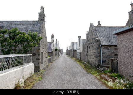 Häuser auf eines der kleinen Straßen in Inverallochy im Nordosten Schottlands Stockfoto