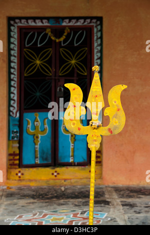 Dekorative shiva Trident vor einem ländlichen Dorf hinduistischen Tempel. Andhra Pradesh, Indien Stockfoto