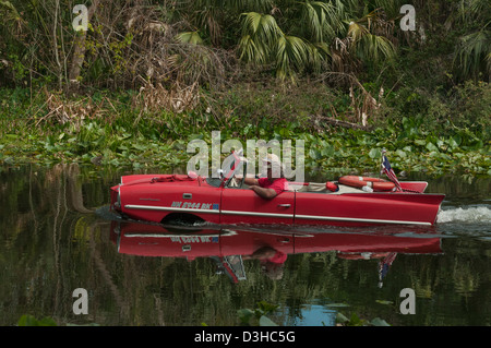 Amphicar Auto in Richtung Lake Griffin am Haines Creek in Leesburg, Florida USA Stockfoto