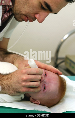 RESPIR. PHYSIOTHERAPIE, SÄUGLING Stockfoto