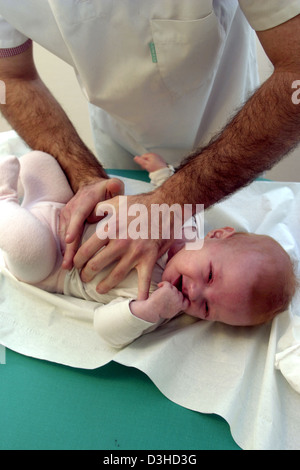 RESPIR. PHYSIOTHERAPIE, SÄUGLING Stockfoto