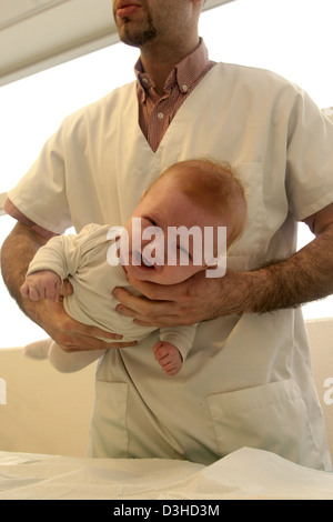 RESPIR. PHYSIOTHERAPIE, SÄUGLING Stockfoto