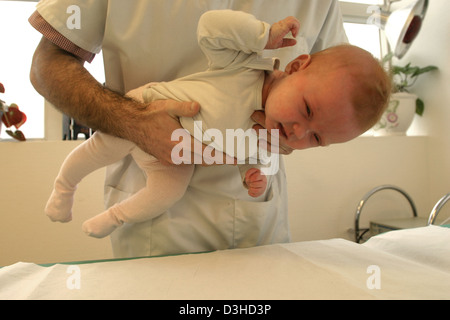 RESPIR. PHYSIOTHERAPIE, SÄUGLING Stockfoto