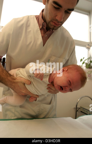 RESPIR. PHYSIOTHERAPIE, SÄUGLING Stockfoto