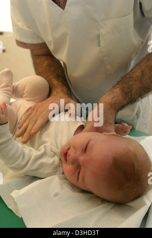 RESPIR. PHYSIOTHERAPIE, SÄUGLING Stockfoto