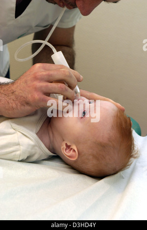 RESPIR. PHYSIOTHERAPIE, SÄUGLING Stockfoto