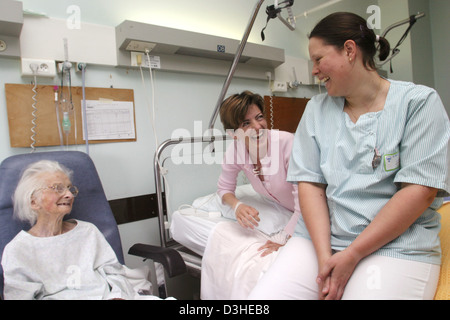 ÄLTERE HOSP. PATIENTEN MIT KRANKENSCHWESTER Stockfoto