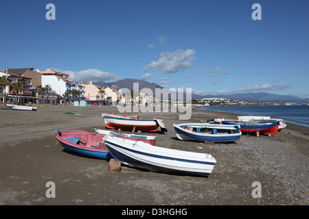 Fischerboote am Strand von San Luis de Sabinillas, Costa Del Sol, Andalusien, Spanien Stockfoto