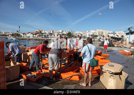 Fischer auf dem Fischmarkt in Lagos, Algarve, Portugal Stockfoto