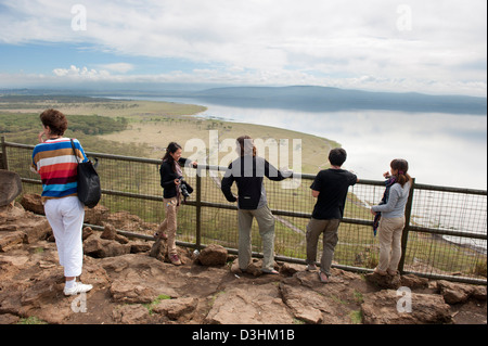 Touristen in der Ansicht von Pavian Klippe, Lake-Nakuru-Nationalpark, Kenia Stockfoto