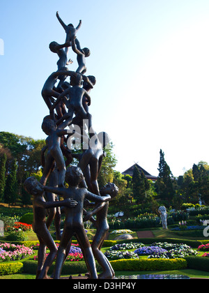 Kontinuität-Statue, eine Skulptur von der späten Misiem Yip-In-Soi in Mae Fah Luang Garten auf Doi Tung Chiang Rai, Thailand Stockfoto