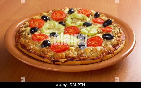 .Home Pizza mit Tomaten und Auberginen Closeup Stockfoto