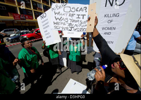 PRETORIA, Südafrika: eine Gruppe von Demonstranten außerhalb der Pretoria Amtsgericht am 19. Februar 2013 in Pretoria, Südafrika. Oscar Pistorius, die behauptet wird, seine Freundin Reeva Steenkamp in seinem Haus in Silber Wald ermordet zu haben ist für seine Kaution Anhörung vor Gericht erscheinen. (Foto von Gallo Images / Foto24 / Deaan Vivier) Stockfoto