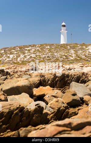 Gefährliche Felsen umgeben den Leuchtturm am Corny Point, South Australia. Stockfoto