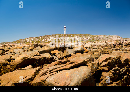 Gefährliche Felsen umgeben den Leuchtturm am Corny Point, South Australia. Stockfoto