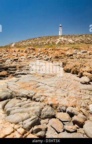 Gefährliche Felsen umgeben den Leuchtturm am Corny Point, South Australia. Stockfoto