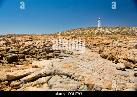 Gefährliche Felsen umgeben den Leuchtturm am Corny Point, South Australia. Stockfoto