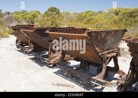 Verrosteten alten Grubenbahn und seine Wagen Stockfoto