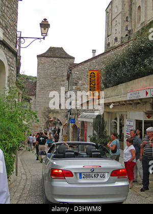 ROCAMADOR, Frankreich - SEP 17 - Touristen Fuß auf die mittelalterlichen Gassen am Sep 17, 2011 in Rocamadour, Frankreich Stockfoto
