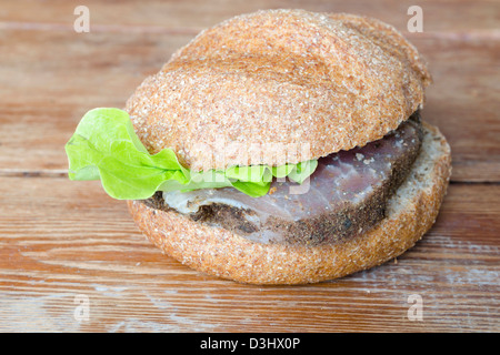 frische Burger auf rauen Holzoberfläche Stockfoto