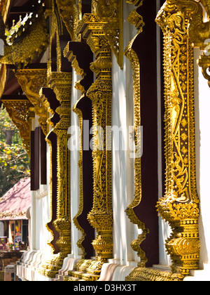 Goldenes Holz schnitzen von Fensterrahmen, Wat Phrathat Chomkitti Tempel in Chiang Rai, Thailand. Stockfoto