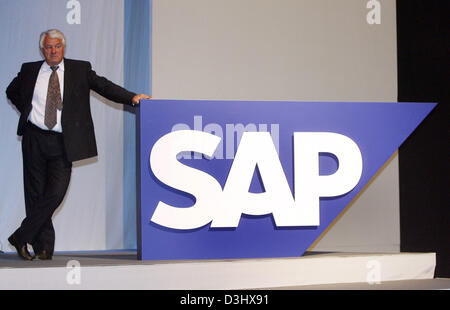 Datei - Datei Foto datiert 3. Juni 2008 zeigt SAP-Mitbegründer Hasso Plattner im Bild während der SAP-Hauptversammlung in der SAP Arena in Mannheim, Deutschland. Plattner hat "Giving Pledge", eine Initiative begann unsererseits Milliardäre Bill Gates und Warren Buffet Medienberichten zufolge am 20. Februar 2013. Plattner tritt 12 Familien von außerhalb der USA in versprach, mindestens die Hälfte ihres Vermögens zu verschenken. Foto: Uli Deck Stockfoto