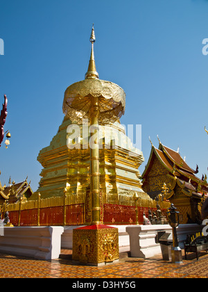 Goldene Pagode und Sonnenschirm, Wat Phrathat Doi Suthep Tempel in Chiang Mai, Thailand. Stockfoto