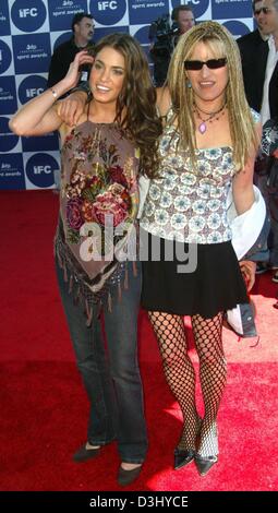 (Dpa) - US-Schauspielerin Nikki Reed (L) und Regisseurin Catherine Hardwicke stellen zusammen bei ihrer Ankunft bei den Independent Spirit Awards in Santa Monica, Kalifornien, USA, 28. Februar 2004. Stockfoto