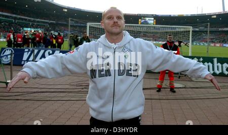 (Dpa) Der SV Werder Bremen Trainer Thomas Schaaf ist die Werder-Fans danken, nach seinem Team 2:0 gegen Borussia Dortmund am Samstag, 28. Februar 2004 im Bremer Weserstadion gewann. Werder Bremen führt die Tabelle mit 7 Punkten Vorsprung auf zweite platzierte Verein FC Bayern München. Stockfoto