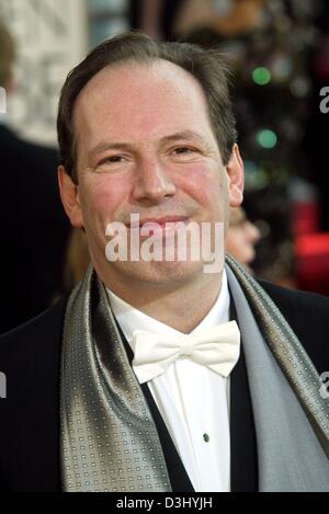 (Dpa) - der Deutsche film Komponist Hans Zimmer bei seiner Ankunft bei den Golden Globes Awards in Beverly Hills, USA, 25. Januar 2004 lächelt. Stockfoto