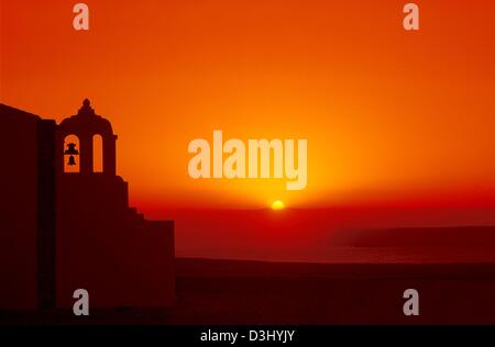 (Dpa) - ein Blick über die Silhouette der Kapelle aus dem 16. Jahrhundert Fortaleza de Sagres Schloss mit den Abend-Sonnenuntergang über dem Horizont Gießen eine gelbe und Orange Licht an der Algarve-Küste in der Nähe von Nossa Senhora da Graca, Portugal, 6. August 2003. Die Burg Fortaleza de Sagres untergebracht vermutlich die marine und seefahrende Schule des portugiesischen Königs Henry, auch bekannt als H Stockfoto