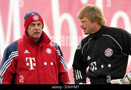 (Dpa) - Oliver Kahn (R), Torwart und Team Kapitän der deutschen Fußball-Club FC Bayern München, im Gespräch mit dem Trainer Ottmar Hitzfeld während des Trainings in München, 28. Januar 2004. Der Bundesliga-Winterpause werden am 31. Januar 2004. Kahn wird erlitt eine gehärtete Oberschenkelmuskel beim Aufwärmen für Bayern Freundschaftsspiel am englischen Seite Southampton am Montag jedoch passen zu spielen Stockfoto