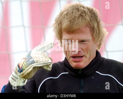 (Dpa) - Oliver Kahn, Torwart und Team Kapitän der deutschen Fußball-Club FC Bayern München, Gesten während des Trainings in München, 28. Januar 2004. Der Bundesliga-Winterpause werden am 31. Januar 2004. Kahn wird erlitt eine gehärtete Oberschenkelmuskel beim Aufwärmen für Bayern Freundschaftsspiel am englischen Seite Southampton am Montag jedoch passen, um am Samstag zu spielen. Stockfoto