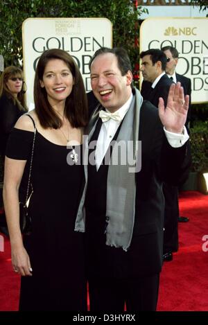 (Dpa) - deutsche Filmkomponisten Hans Zimmer und seine Waife Susanne Lächeln und posieren auf ihrer Ankunft bei den Golden Globes Awards in Beverly Hills, USA, 25. Januar 2004. Stockfoto