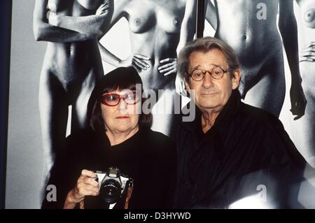 (Dpa-Dateien) - Star-Fotograf Helmut Newton neben seiner Frau Juni vor einem der Newtons Fotografien während einer retrospektiven Ausstellung in Berlin, 30. Oktober 2000 steht. 83 Jahre alte Newton starb nach verliert die Kontrolle über sein Auto beim Parkplatz am 23. Januar 2004 in einem Hotel in Los Angeles zu verlassen, teilte die Polizei mit. Freunde vermuten einen möglichen Herzinfarkt.  Newton war ein Welt-sind Stockfoto