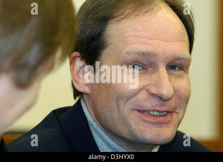 (Dpa) - 42-jährige Deutsche Computer-Spezialist Armin Meiwes während seines Prozesses vor dem Amtsgericht in Kassel, Deutschland, Freitag, 23. Januar 2004 lacht. Mordprozess von der selbsternannten Kannibale weiter am zwölften Tag. Zu Beginn der Studie Meiwes hat zugegeben, töten und Essen sein Opfer aber leugnet Mord. Mit Kannibalismus selbst nicht illegal nach deutschem Recht, Stockfoto