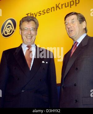 (Dpa) - Gerhard Cromme (L), Vorsitzender des Aufsichtsrats der ThyssenKrupp AG und CEO Ekkehard Schulz (R) Pose vor dem Firmenlogo während der Hauptversammlung in Bochum, Deutschland, 23. Januar 2004. ThyssenKrupp bestätigt ihr Ziel, ein Bruttoergebnis von knapp 1 Milliarde Euro im laufenden Geschäftsjahr 2003/2004 zu erreichen. Das Unternehmen kündigte auch die Schlüssel da Stockfoto