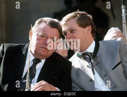 (Dpa-Dateien) - Max Strauss (R) und sein Vater Franz Josef Strauß, dem ehemaligen bayerischen Ministerpräsidenten, redet miteinander, Vater Strauss 70. Geburtstag in München, 7. Oktober 1985. Max Strauss besuchte eine Anhörung vor dem Amtsgericht in Augsburg, Deutschland, 20. Januar 2004. Das Gericht hält die 44-jährige, um Steuerhinterziehung zu berücksichtigen. Die Anklageschrift besagt, dass paym