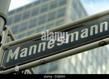 (Dpa) - eine Straßenschild mit der Aufschrift "Mannesmann" steht vor der ehemaligen Heaquarter von Mannesmann in Düsseldorf, Deutschland, 20. Januar 2004. Strafverfahren wird an das Landgericht in Düsseldorf statt, bezüglich der umstrittenen Abfindungen beim Kauf von Mannesmann durch die British Telecommunications group Vodafone. Die Studie wird voraussichtlich am 21 Ja Stockfoto