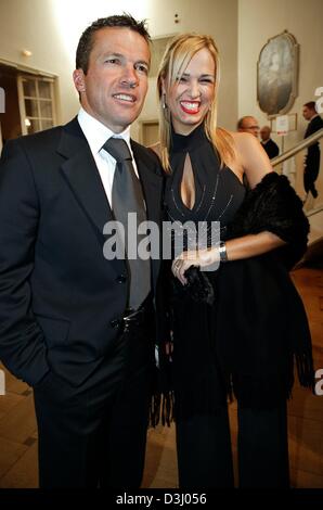 (Dpa) - Lothar Matthäus (L), ehemaliger deutscher Fußballspieler und aktueller Trainer des ungarischen Fußball-Nationalmannschaft und seine frisch vermählte Frau Marijana Kostiz ankommen, den Bayerischen Filmpreis Awards-Show in München, Deutschland, 16. Januar 2004. Stockfoto