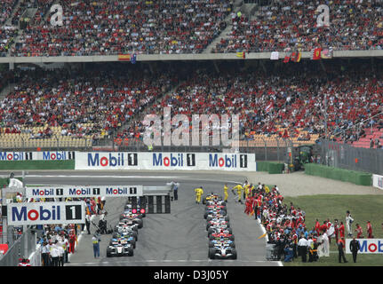 (Dpa) - Formel-1-Rennwagen in die Warteschlange an der Startlinie kurz vor dem Start der Formel 1 Grand Prix von Deutschland auf der Rennstrecke in Hockenheim, Deutschland, 24. Juli 2005. Foto: Rainer Jensen. Stockfoto