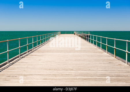 Lange Holzsteg erstreckt sich in klarem Wasser Stenhouse Bay, South Australia Stockfoto