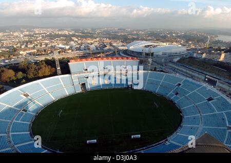 (Dpa) - ein Blick auf das neue Dragao Stadion (Hintergrund) und der alten Arena des FC Porto (im Vordergrund) in Porto, Portugal, 3. Dezember 2003. Das Drago-Stadion mit einer Kapazität von 52.000 Sitzplätzen ist einer der Austragungsorte der Fußball-Europameisterschaft, die vom 12 Juni bis 4. Juli 2004 stattfinden werden. Stockfoto