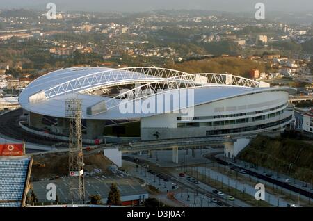 (Dpa) - ein Blick auf das neue Dragao Stadion in Porto, Portugal, 3. Dezember 2003. Das Drago-Stadion mit einer Kapazität von 52.000 Sitzplätzen ist einer der Austragungsorte der Fußball-Europameisterschaft, die vom 12 Juni bis 4. Juli 2004 stattfinden werden. Stockfoto