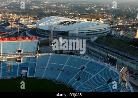 (Dpa) - ein Blick auf das neue Dragao Stadion (Hintergrund) und Antas Stadium (Vordergrund), der alten Arena des FC Porto in Porto, Portugal, 3. Dezember 2003. Das Drago-Stadion mit einer Kapazität von 52.000 Sitzplätzen ist einer der Austragungsorte der Fußball-Europameisterschaft, die vom 12 Juni bis 4. Juli 2004 stattfinden werden. Stockfoto