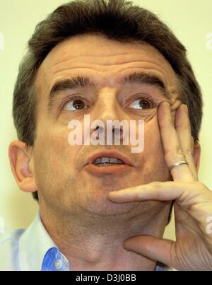 (Dpa) - Michael O'Leary, CEO von der Billigfluglinie Ryanair, während einer Pressekonferenz am internationalen Flughafen Frankfurt, Deutschland, 14. Januar 2004 abgebildet. O'Leary angekündigte ehrgeizige Pläne zur doppelten Passagierzahlen 2010 auf 50 Millionen jährlich. Stockfoto