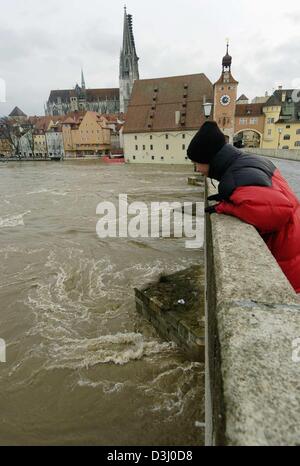 (Dpa) - sieht ein Junge in das Wasser der Donau von der steinernen Bruecke (steinerne Brücke) in Regensburg, Deutschland, 15. Januar 2004. Die Böschung im Hintergrund hat bereits durch den Fluss überschwemmt wurde. Das Risiko für weitere Überschwemmungen um Regensburg hat sich verringert. Bayerische Landesamt der Wasserversorgungs- und Management bekannt, dass nur noch weiter hinunter die Donau Wasser le Stockfoto