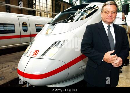 (Dpa-Dateien) - Hartmut Mehdorn, Vorstandsvorsitzender der Deutschen Bahn AG, Deutsche Bahn AG stellt sich vor das Traktionsgerät ein ICE 3 am Hauptbahnhof in Frankfurt am Main, 4. November 2002. Deutschen Bahn feiert ihr zehnjähriges Jubiläum als Aktiengesellschaft in Berlin am 14. Januar 2004. Stockfoto